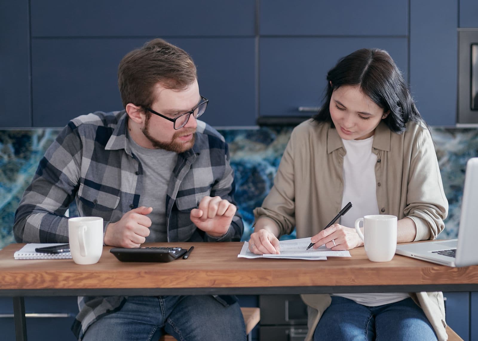 Couple consultant ses comptes devant un ordinateur portable