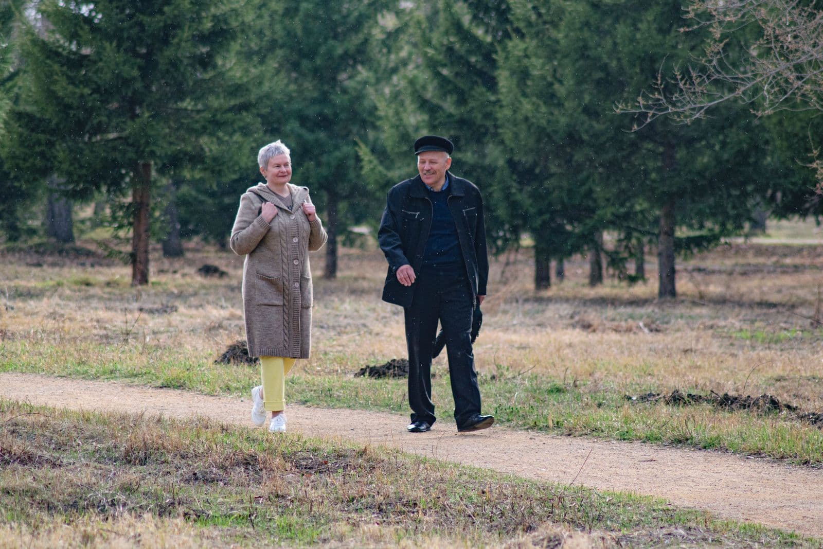 Couple de retraités marchant sur un chemin de campagne