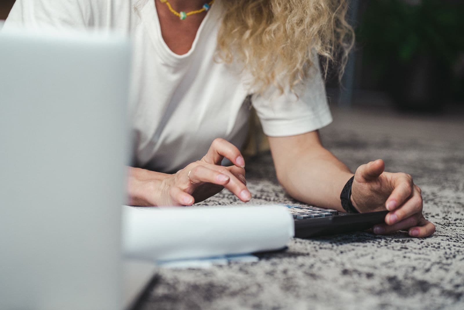 Personne consultant ses placements sur un ordinateur portable