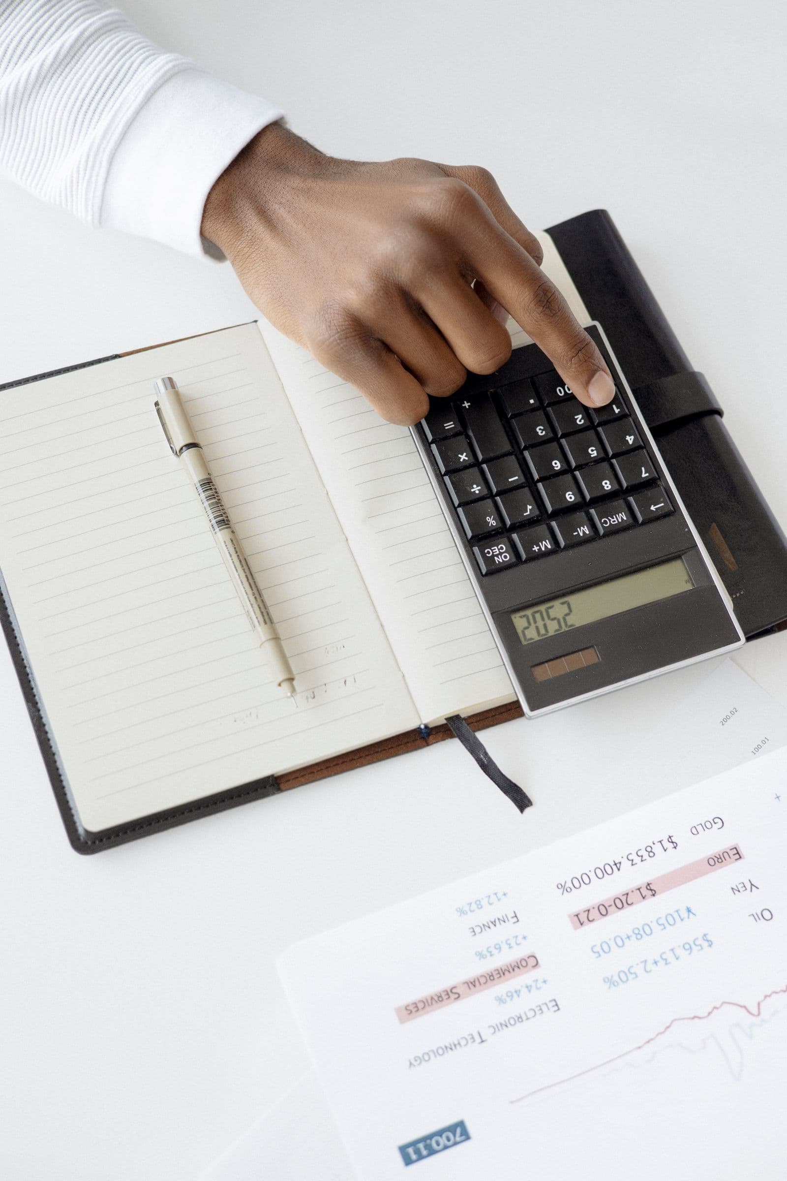 Documents financiers et calculatrice sur un bureau
