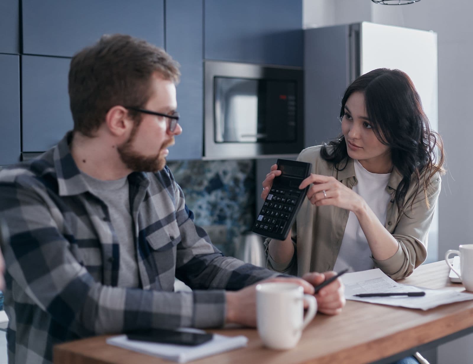 Couple comparant des documents avec une calculatrice