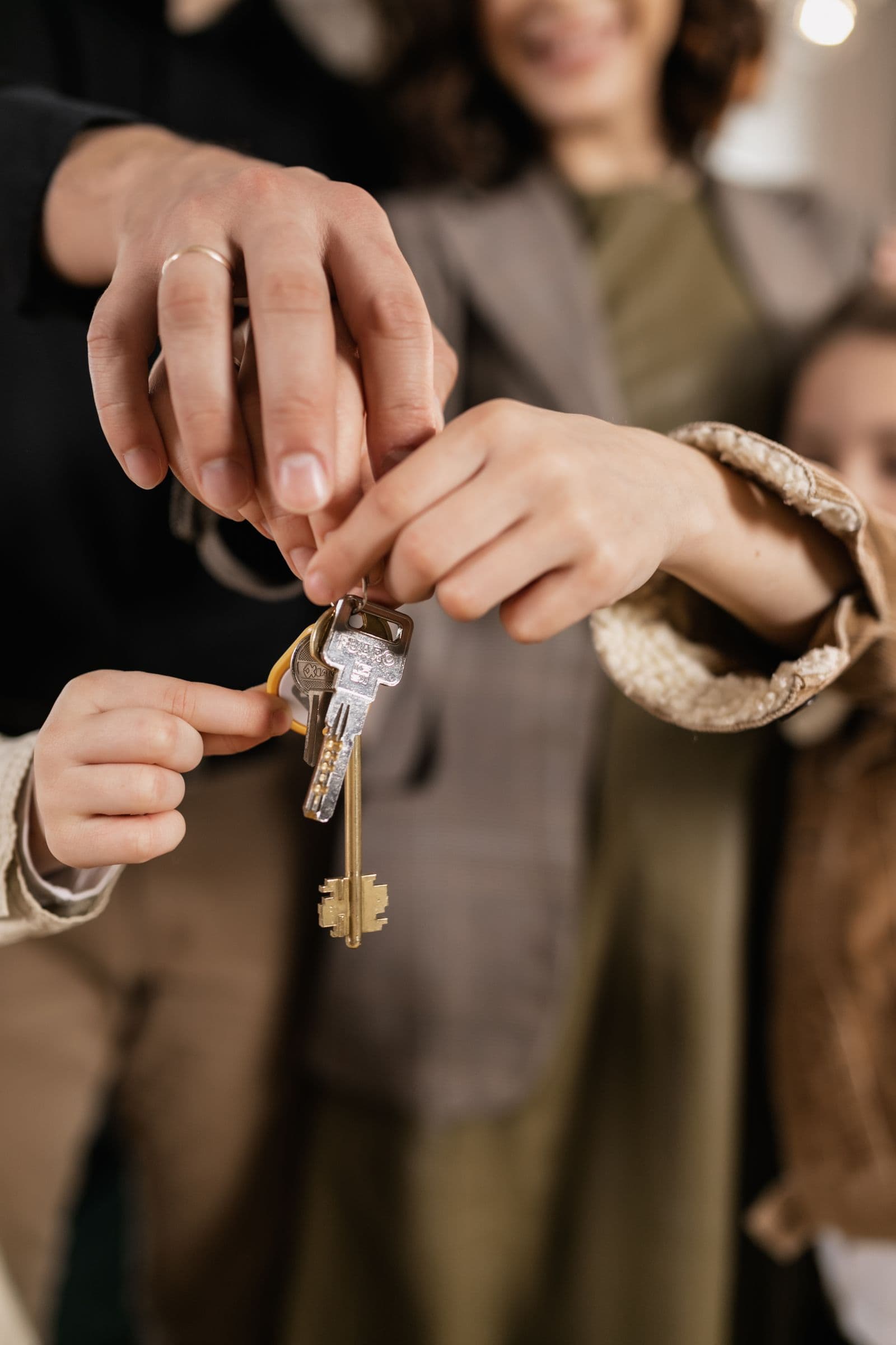 Famille tenant ensemble les clés d'une maison