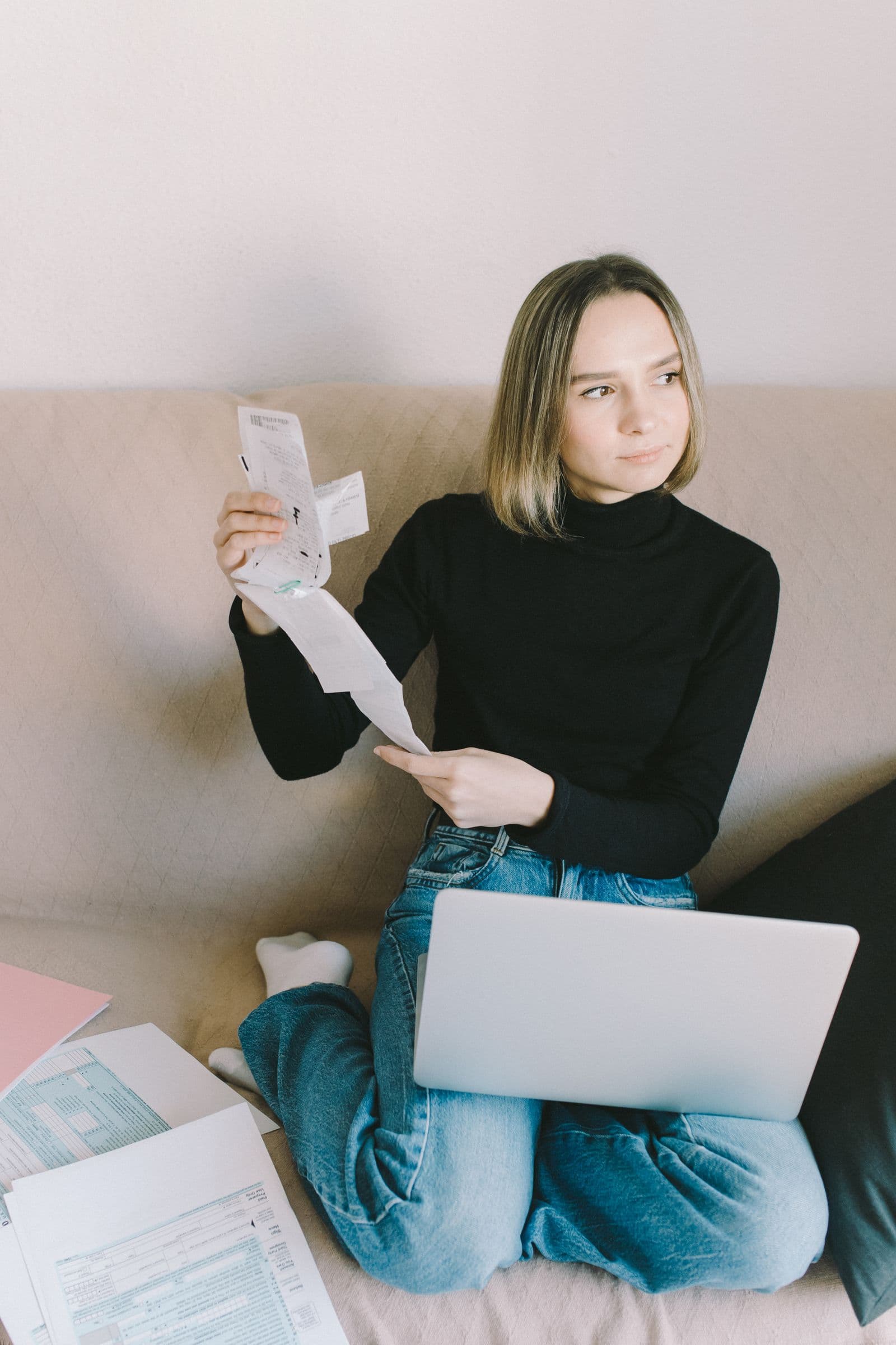 Jeune femme étudiant des documents financiers
